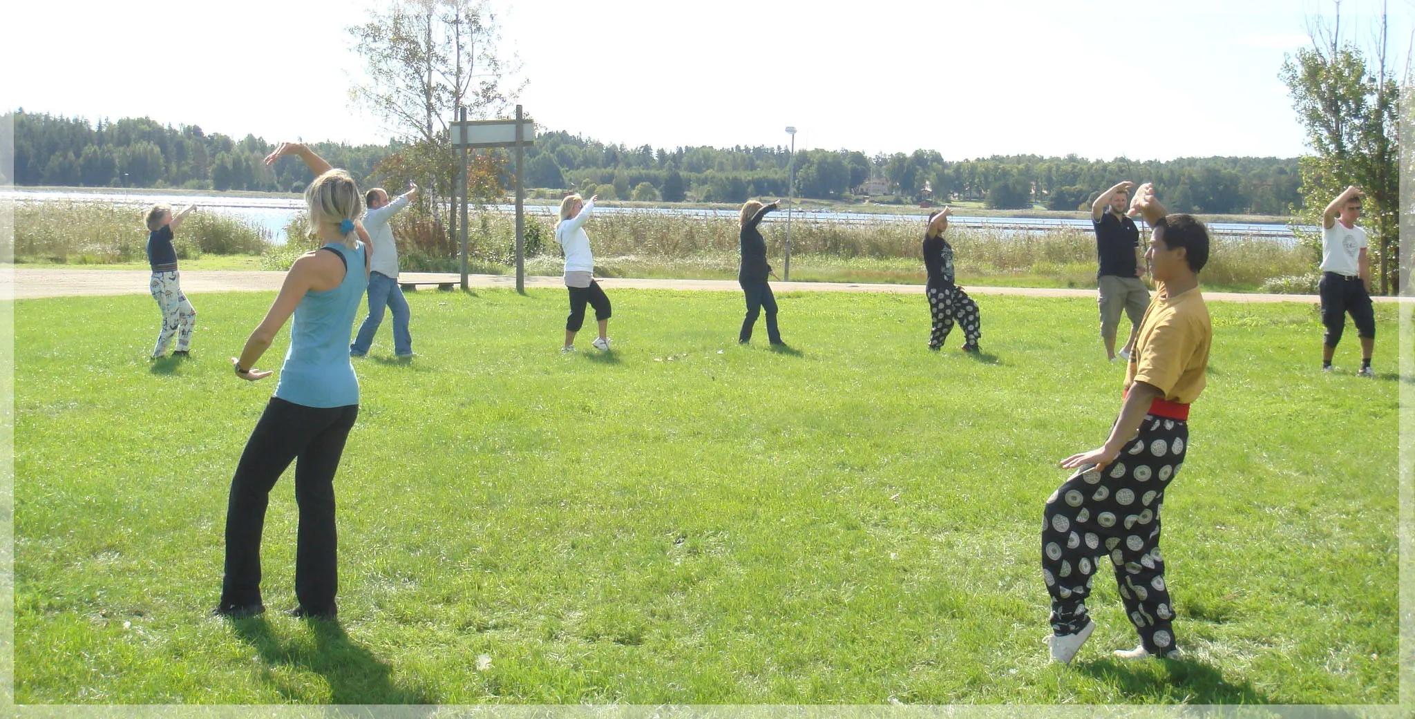 Grupp som utövar Tai Chi för balans och styrka