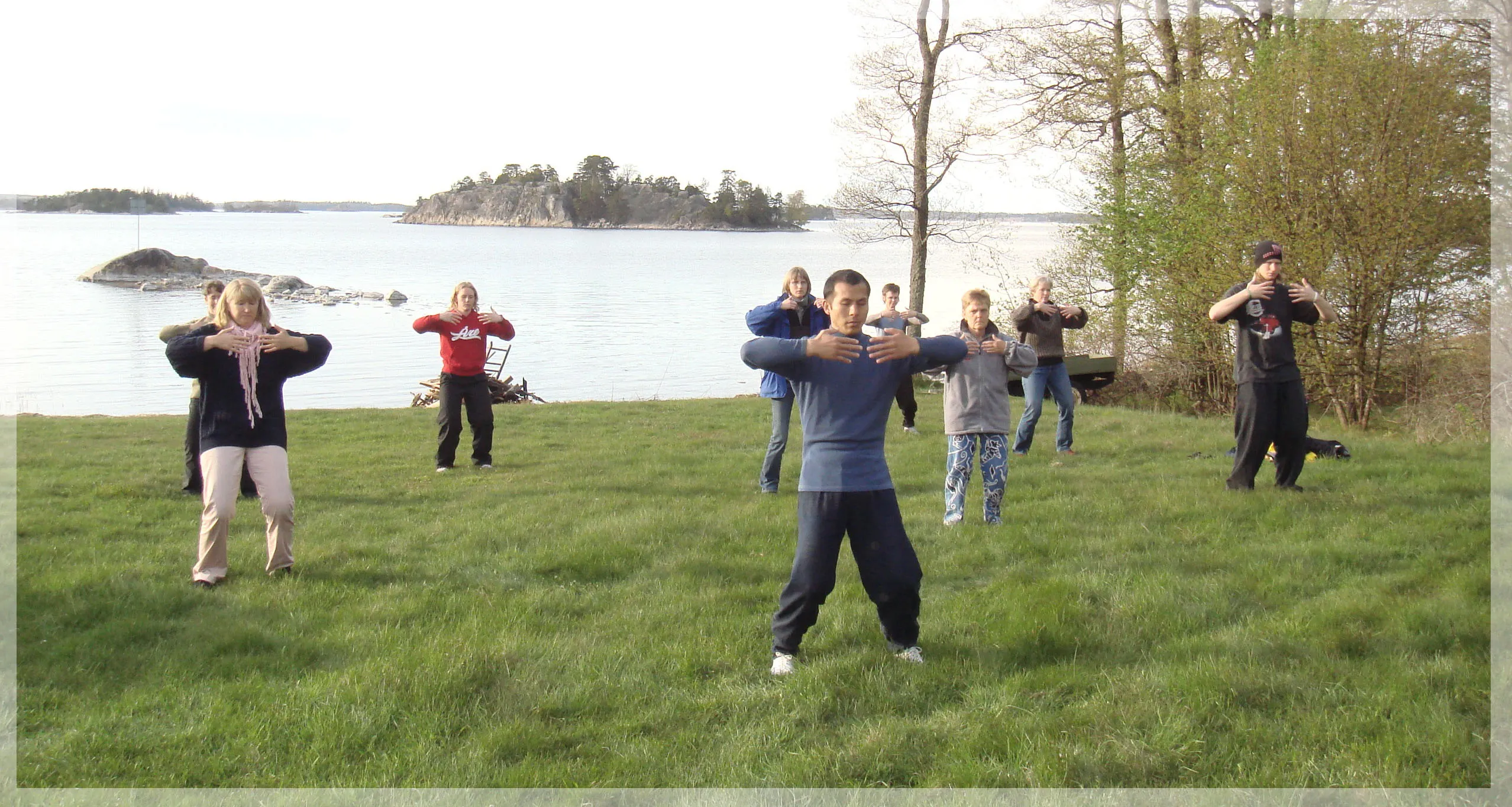 Grupp som utövar Medicinsk Qigong i naturen
