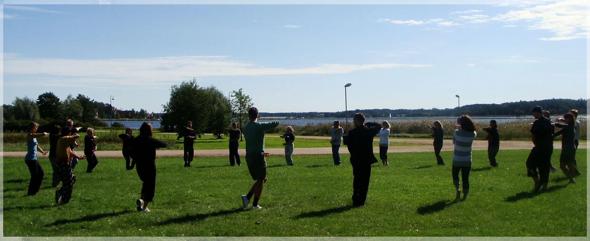 Harmoni och balans med Tai Chi i ett vackert naturlandskap.